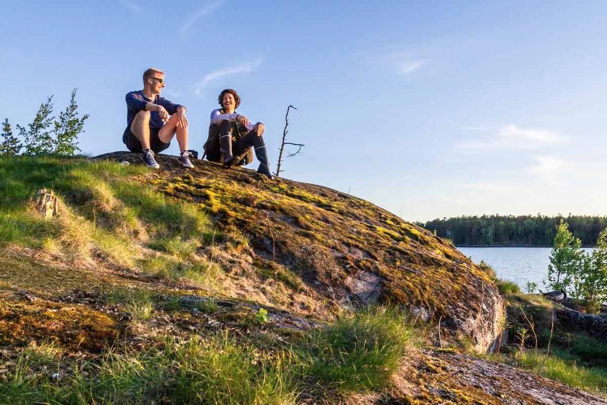 Lapissa sataa lunta, mutta Helsingissä on kesäpäivä. Läntisen Villaluodon itärannan kallioilta näkyy Vuosaareen.