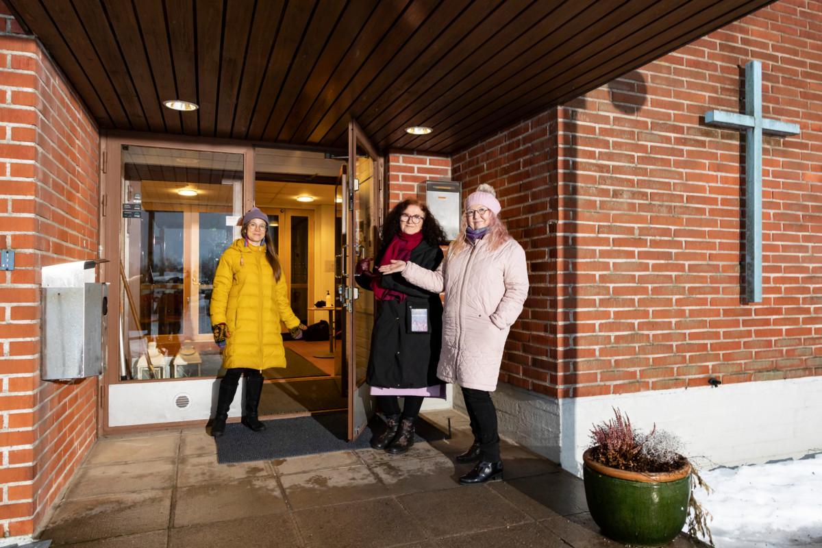 Pia Härkönen, Anu Kuru ja Tuija Kuusinen tarjoavat nuorille keskusteluapua. Viherlaakson kappelille on hyvät julkisen liikenteen yhteydet.