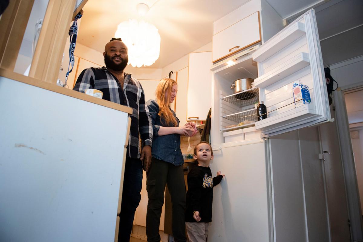 Perheen jääkaappi on tyhjillään rahanpuutteen vuoksi. Charlotta Ihebomin isä on auttanut perhettä vuokrissa.