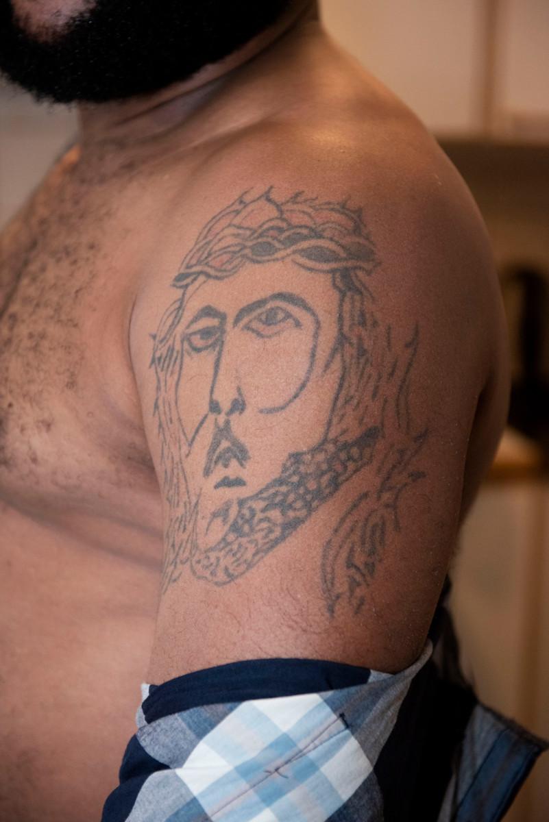 Macathy on katolilainen ja tatuoinut Jeesuksen kuvan käteensä Nigeriassa. Vaikeassa tilanteessa usko Jumalaan auttaa häntä jaksamaan.
