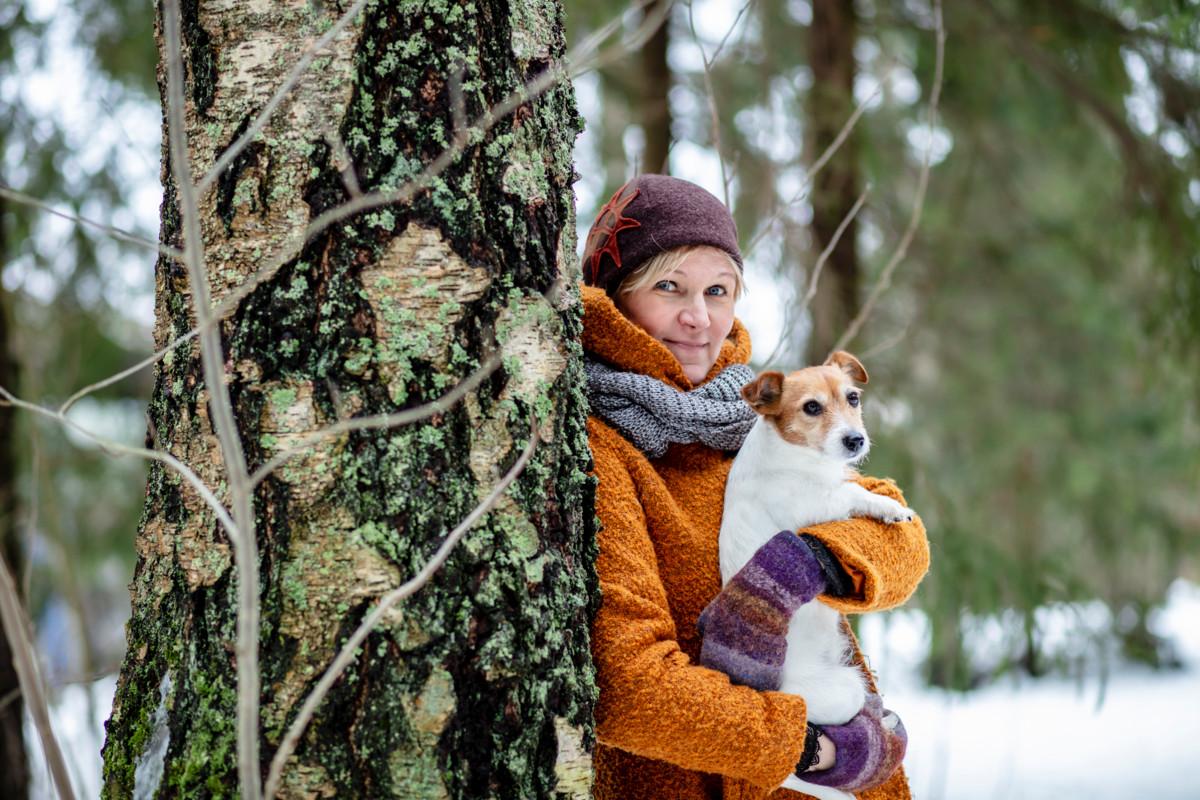 Johanna Venho käy lähimetsässä usein Manta-koiransa kanssa.