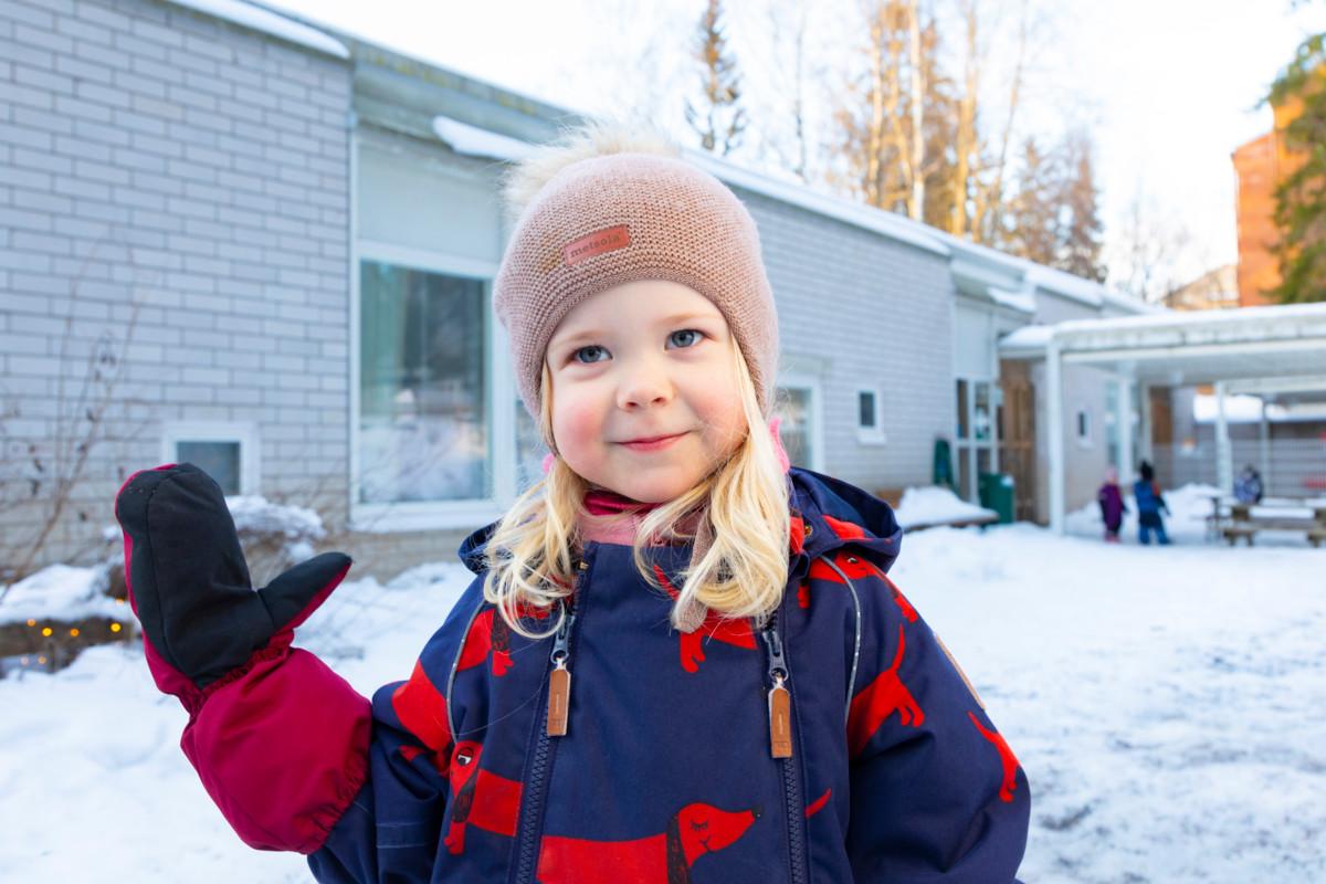 Vivian tykkää ulkoleikeistä.