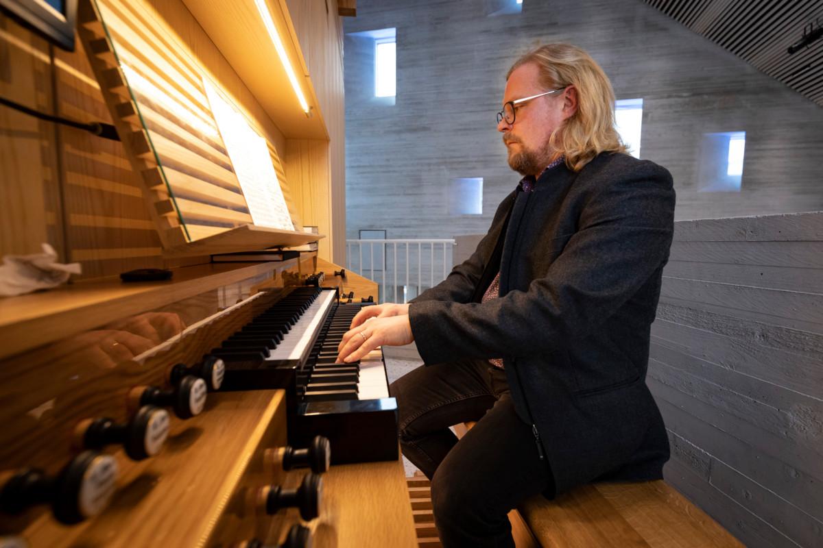 Kanttori Samppa Laakso soitti puolenpäivän minikonsertissa barokkimusiikkia.