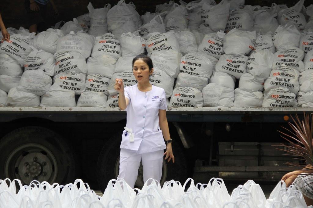 Vapaaehtoisten avulla pakattiin viisi tuhatta ruoka-apupakettia Filippiinien pääkaupungissa Manilassa. (Kuva: ACT-allianssi)