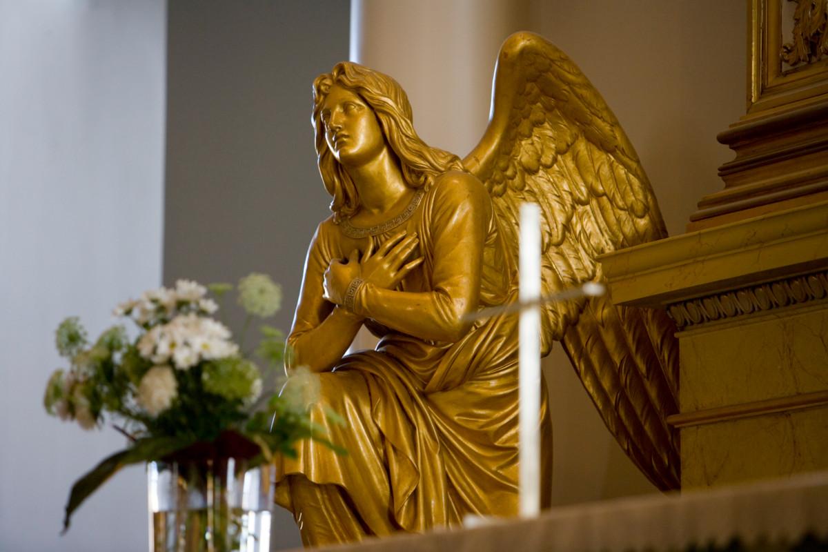 Helsingin tuomiokirkon alttarilla on kaksi rukoilevaa enkeliä esittävää patsasta.