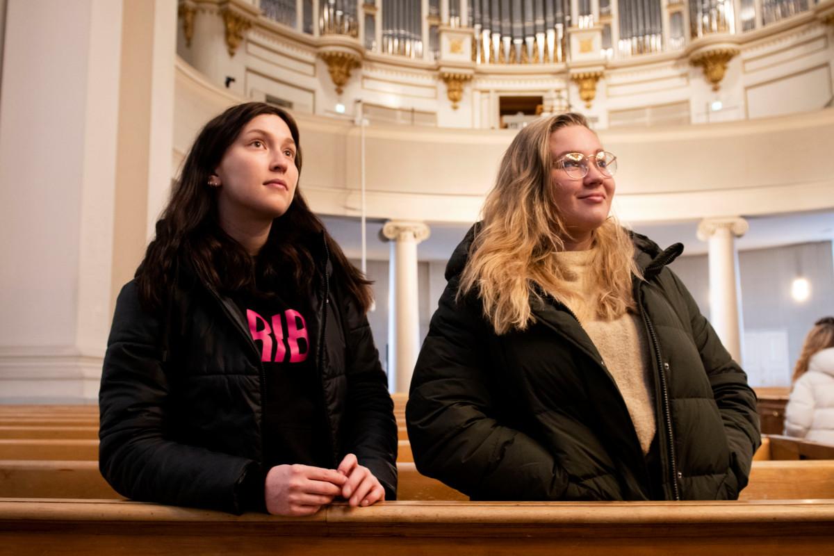 Opiskelijat Sofia Oranen (vas.) ja Vilma Kujala osallistuivat rauhanmessuun Tuomiokirkossa.