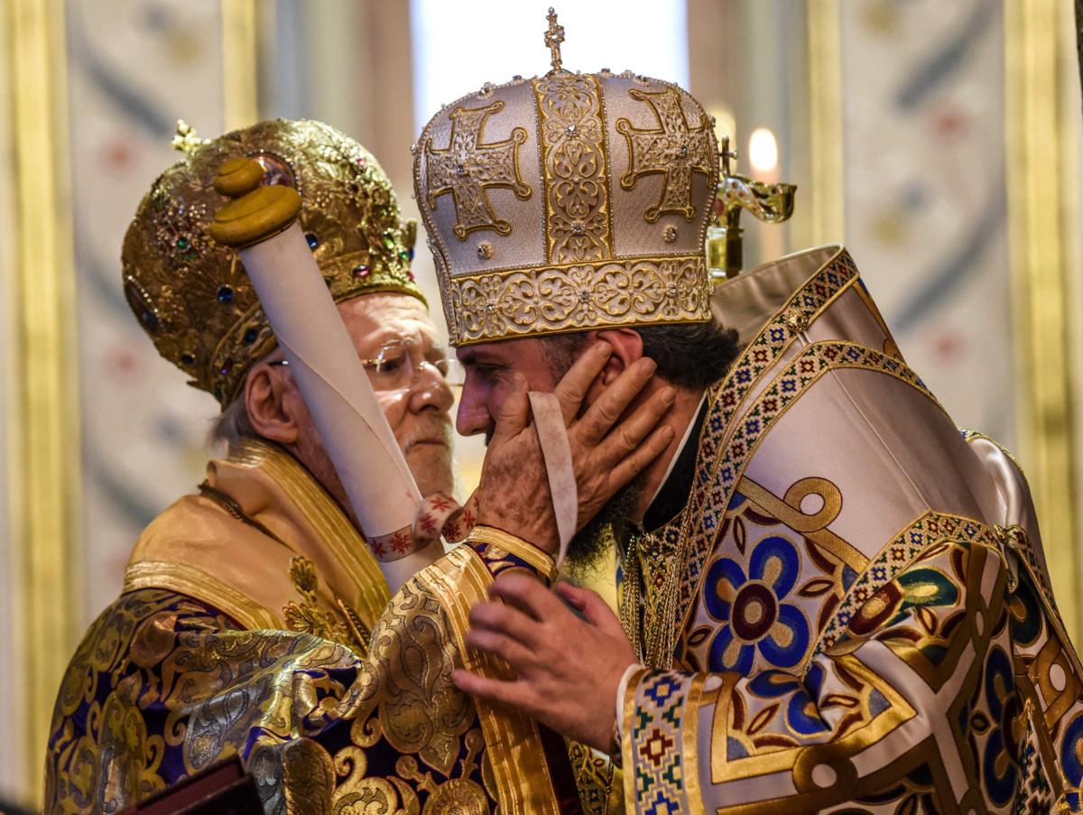 Konstantinopolin ekumeeninen patriarkka Bartolomeos ja itsenäisen Ukrainan ortodoksisen kirkon johtaja, metropoliitta Epifani vastustavat Venäjän ortodoksikirkon pyrkimyksiä.