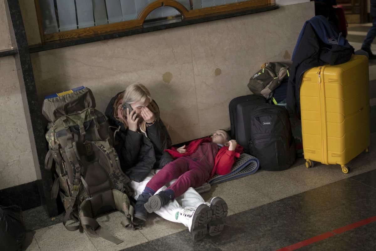 Kiovasta pois pyrkivä nainen odotti junaa tyttärensä kanssa torstaina. Ukrainan pääkaupungissa kuultiin voimakkaita räjähdyksiä aamupäivällä, kun Venäjän hyökkäys oli alkanut.