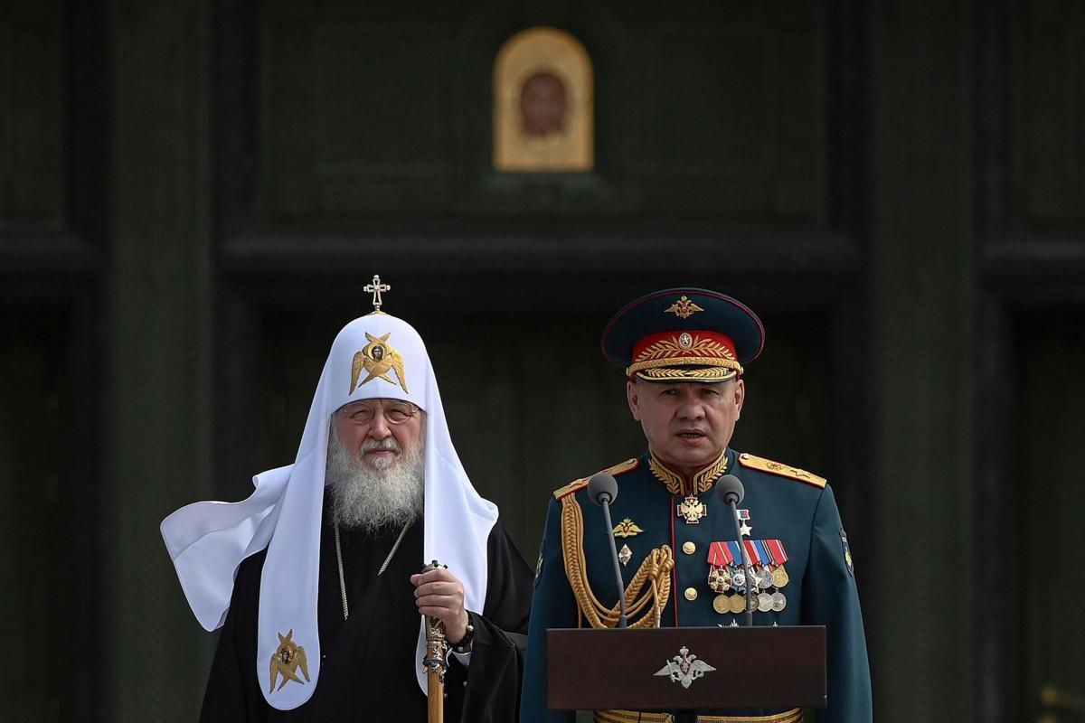 Venäjän ortodoksisen kirkon johtaja patriarkka Kirill osallistuu seremoniaan Venäjän armeijan pääkirkossa Moskovan sotilaspuistossa. Hänen rinnallaan on puolustusministeri Sergei Shoiku.