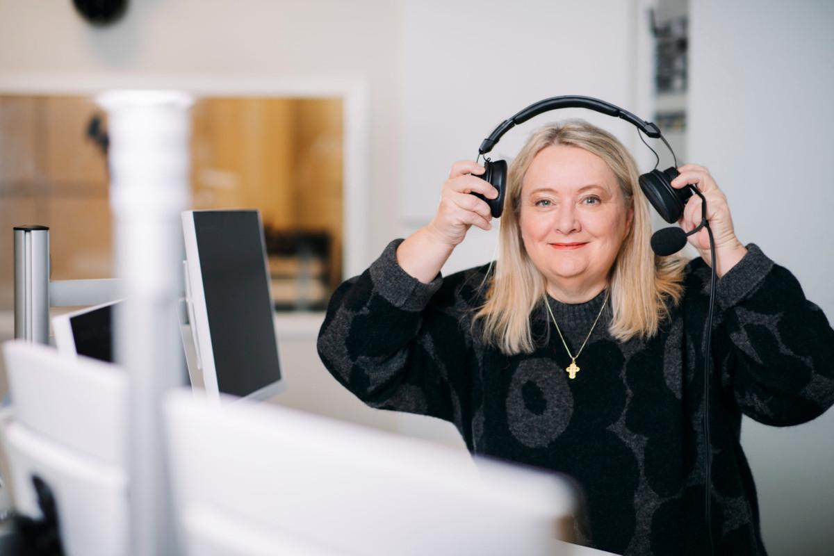 Radio Dein päätoimittaja Kirsi Rostamo luopuu toimitusjohtajan tehtävistä. Radioasema toimii Mannerheimintiellä Helsingissä. Sillä on noin 140 000 viikottaista kuulijaa.