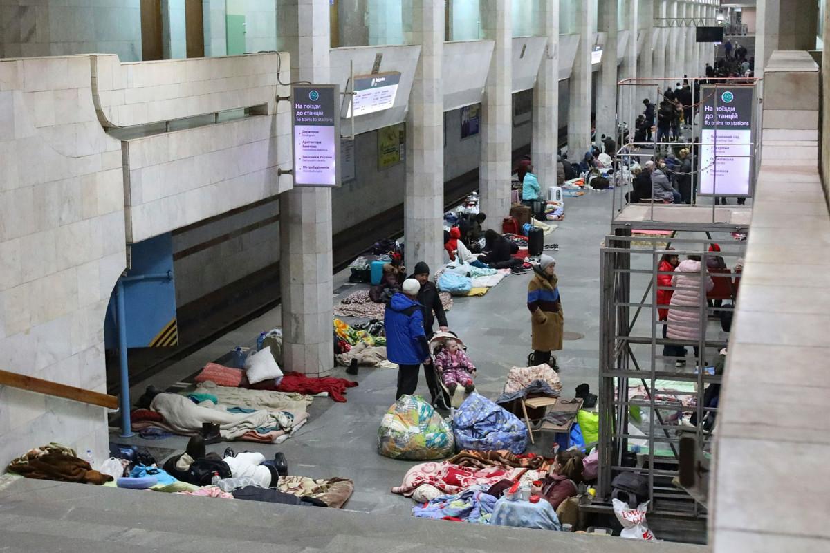Ihmiset yöpyivät väliaikaiseksi väestönsuojaksi muuntuneella metroasemalla Harkovassa.
