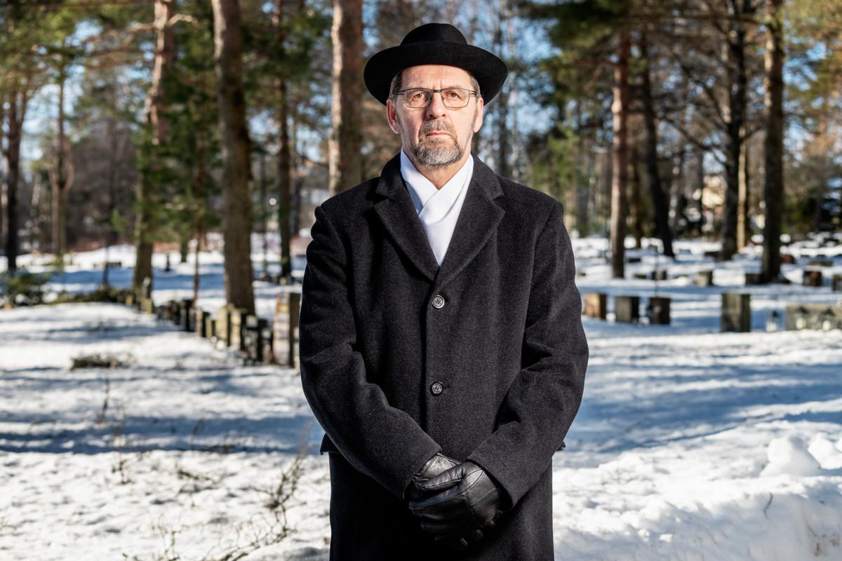 Keijo Aaltonen toimi vapaaehtoisena arkunkantajana ensi kertaa helmikuussa. Kuva on otettu Kappelin hautausmaalla Espoossa.