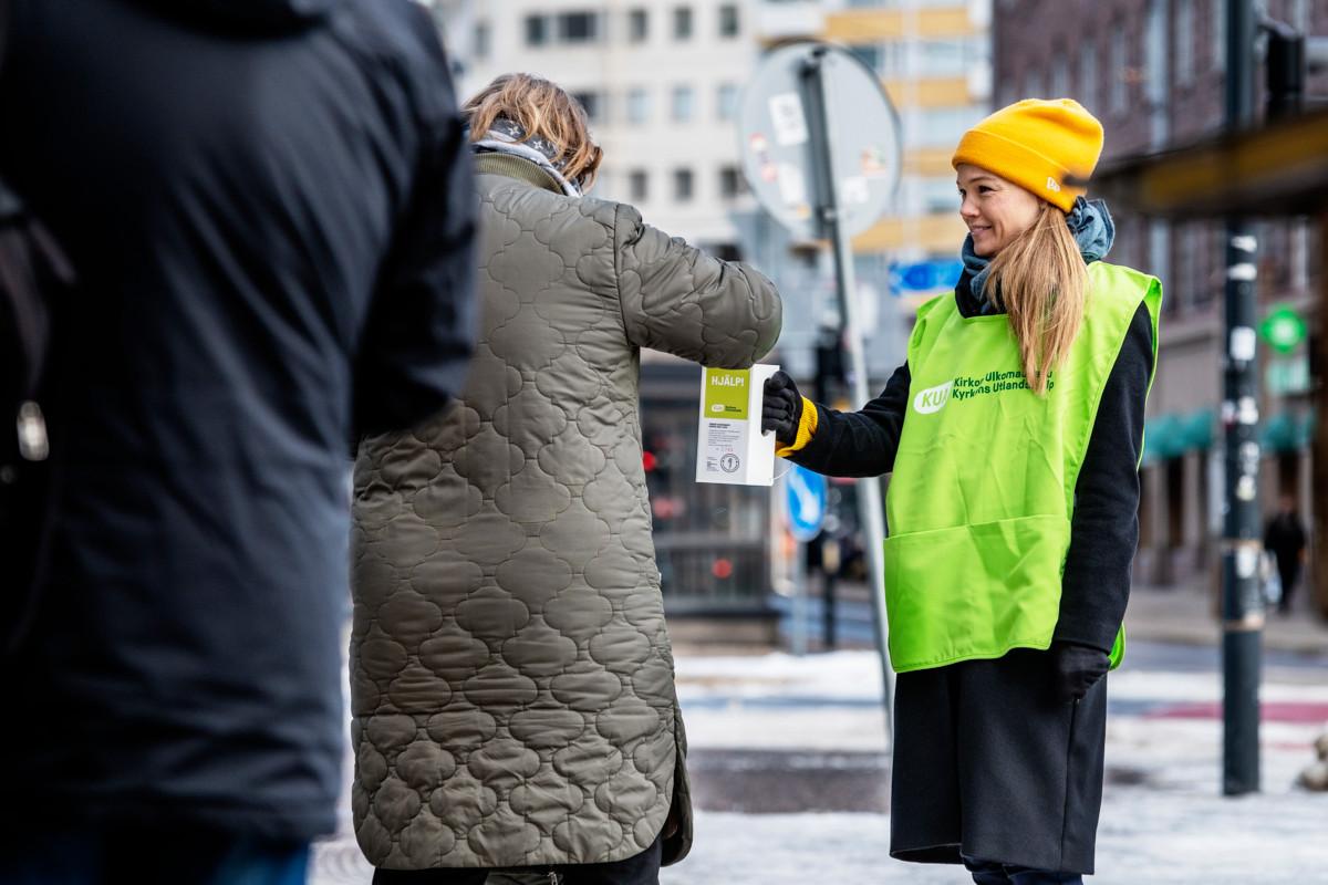 Kallion seurakunnan lipaskerääjän Rebekka Naatuksen lippaaseen kertyi niin kolikoita kuin seteleitä. Seurakuntien apu menee ukrainalaisten auttamiseen Kirkon Ulkomaanavun kautta.