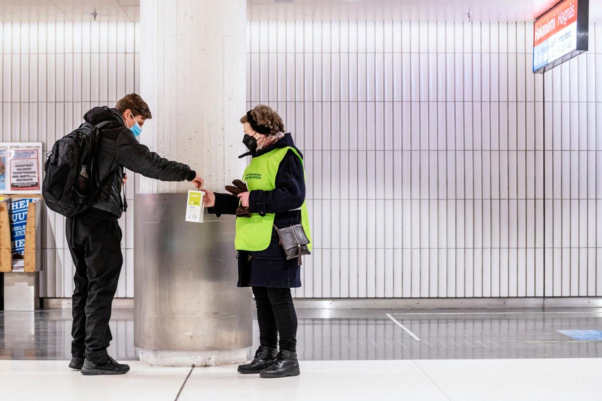 Riitta Asikaniuksen keräyspaikka oli Hakaniemen metroaseman liukuportaiden yläpäässä.