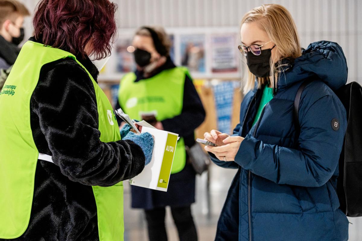 Helsinkiläiset osallistuivat innokkaasti seurakuntien lipaskeräykseen torstaina. Kallion kirkkoherra Riikka Reina oli keräämässä Hakaniemen metroasemalla luottamushenkilö Riitta Asikaniuksen kanssa. Kuva: Ville Palonen