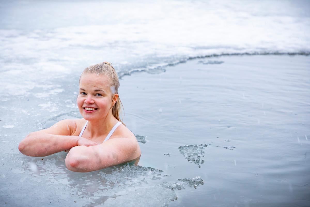 Elina Mäkinen pulahtaa usein työpaikkansa lähellä olevaan avantoon Salmisaaressa.