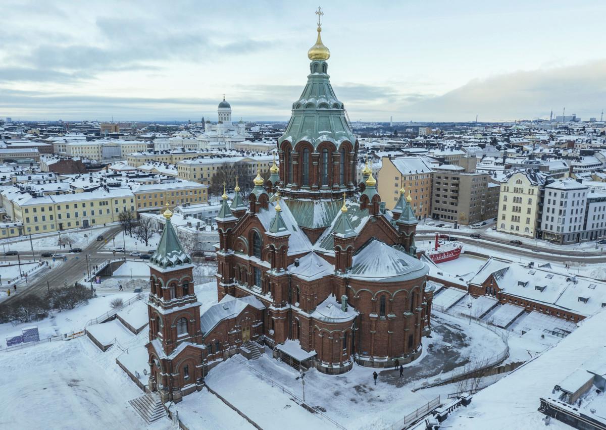 Uspenskin katedraali valaistaan lauantai-iltana tuen osoitukseksi hyökkäyksen kohteeksi joutuneelle Ukrainalle.