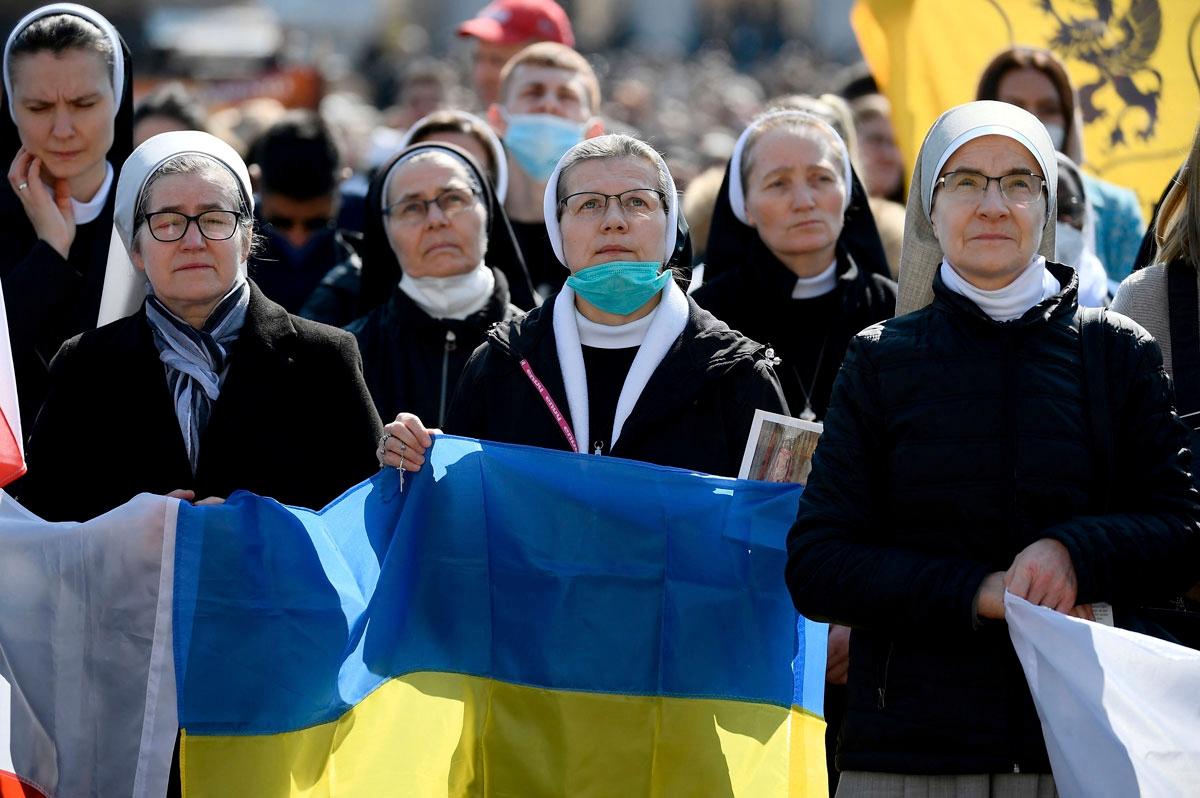 Nunnan pitävät Ukrainan lippuja paavin puhetta kuunnellessaan. Puhe sisältyi perinteiseen Angelus-rukoukseen, jonka paavi rukoilee sunnuntaisin Pietarinkirkon aukiolla asuntonsa ikkunan ääressä.