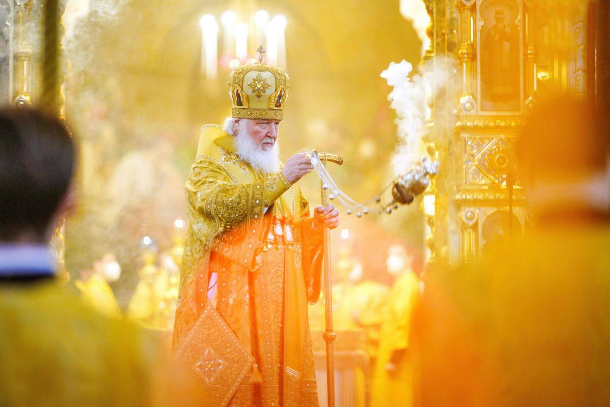 Venäjän ortodoksisen kirkon johtaja, patriarkka Kirill johtamassa jumalanpalvelusta Kristus Vapahtajan kirkossa Moskovassa 27. helmikuuta. Tuolloin, neljä päivää Venäjän hyökkäyksen jälkeen, hän tuomitsi Venäjää vastaan taistelevat ukrainalaiset “pahuuden voimiksi”.