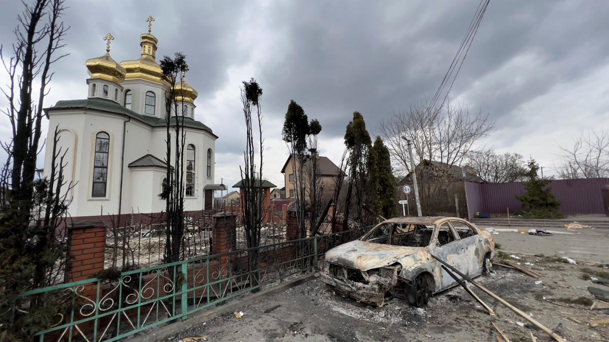 Tältä näytti ortodoksikirkon ympäristö Irpinissä Kiovan lähellä Venäjän pommituksen jäljiltä. Patriarkka Kirilliltä ei heru myötätuntoa sodan ukrainalaisille uhreille. Kuva: Pavel Nemecek/CTK/Lehtikuva.