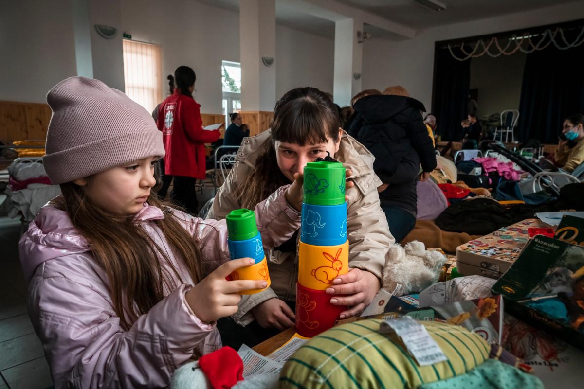 Rebeka leikkii avustuskeskuksessa Ukrainan ja Unkarin rajalla 2. maaliskuuta. Hänen perheensä on paennut Zaporizhzhiasta läheltä Krimin niemimaata. 