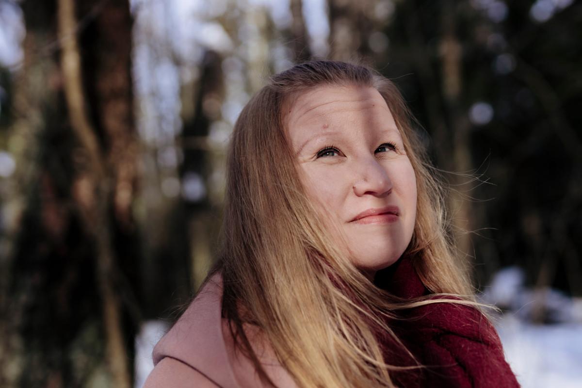 Silja Vuorikuru on kirjallisuudentutkija, joka on väitellyt Aino Kallaksen tuotannosta ja kirjoittanut myös Kallaksen elämäkerran. Äitinsä menettäneen tytön kasvutarina Kultalintu, mustasulka (Kustannus Aarni 2021) on hänen esikoisromaaninsa.