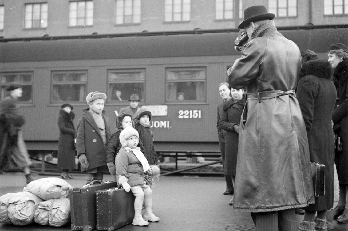 Evakkoja Helsingin asemalla pari minuuttia ennen pommitusta vuonna 1939.