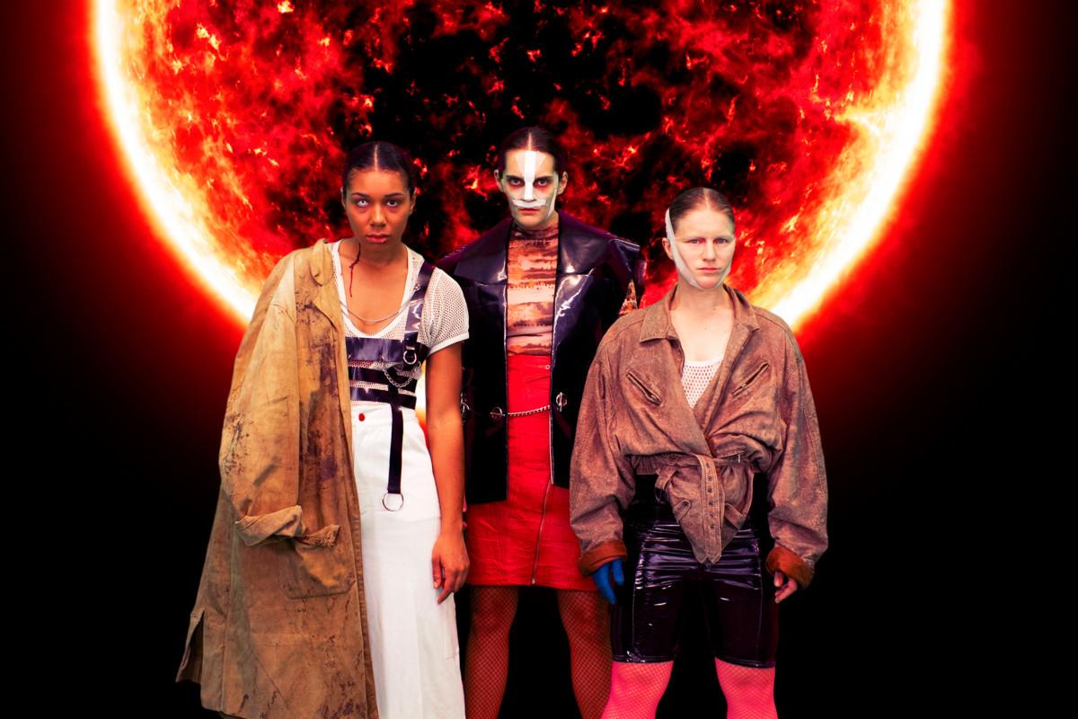 Armageddon-esityksessä viimeinen taistelu ei ole teema vaan olosuhde, kertoo Sara Melleri, joka on yksi teoksen kolmesta ohjaajasta.
