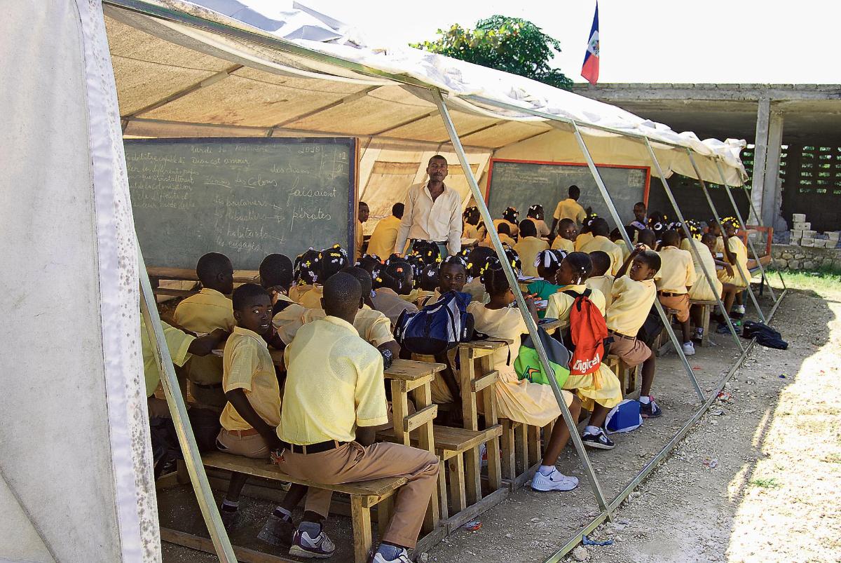 Tukea Espoosta. Koululaiset opiskelevat Kirkon Ulkomaanavun toimittamissa kouluteltoissa Haitilaisessa Danotin kaupungissa.
