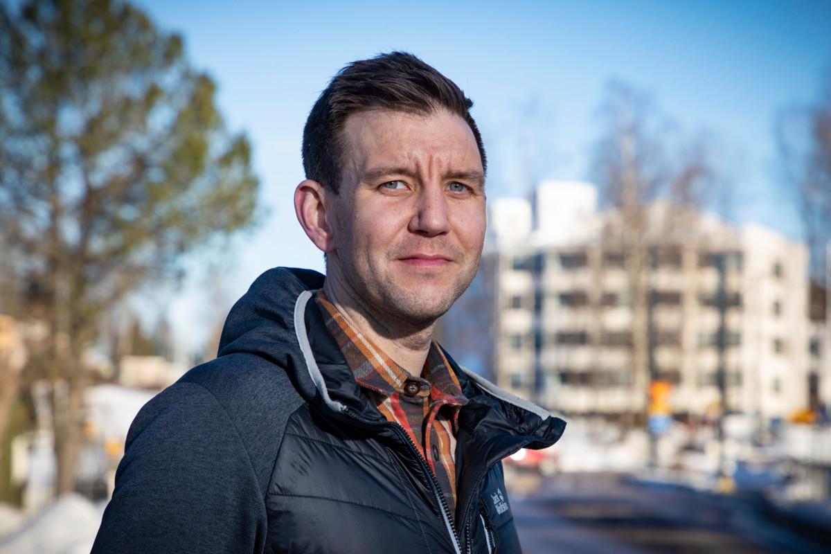 Juhana Tarvainen kertoo yllättyneensä positiivisesti siitä, että Oulunkylän seurakuntaneuvostossa kaikka ajattelevat asioita kokonaisvaltaisesti.
