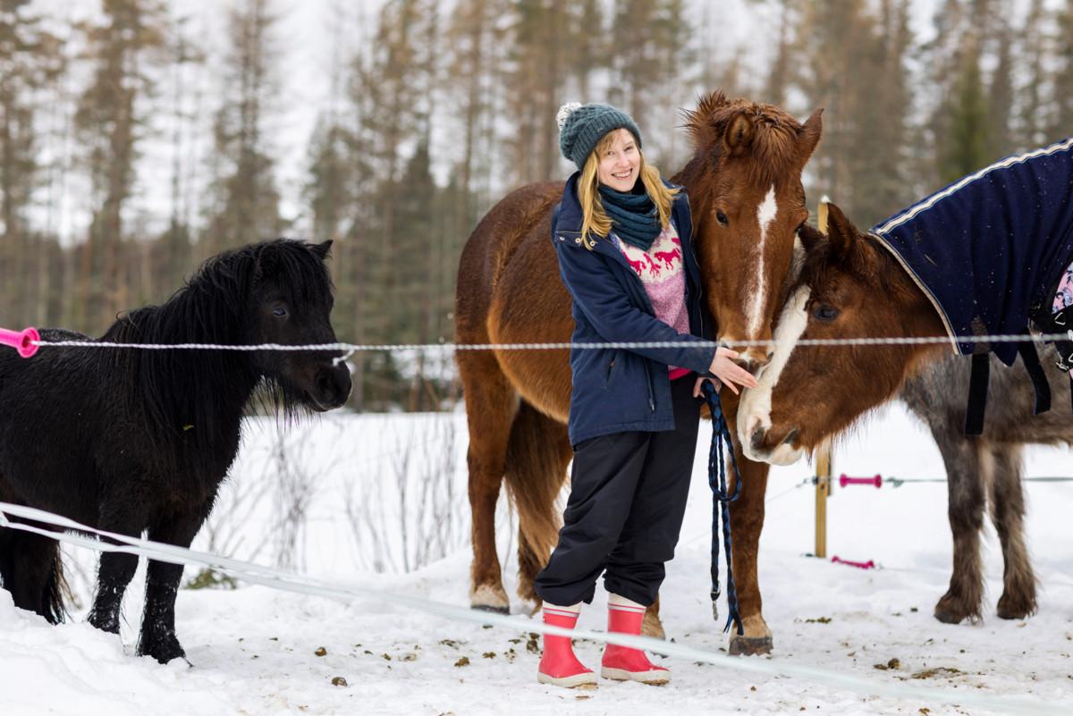 Milla Paloniemen mukaan hevoset ovat kuin lapsikatras. Niiden kanssa joutuu käymään läpi saman tyyppisiä tunteita ja tilanteita kuin lasten kasvatuksessa.