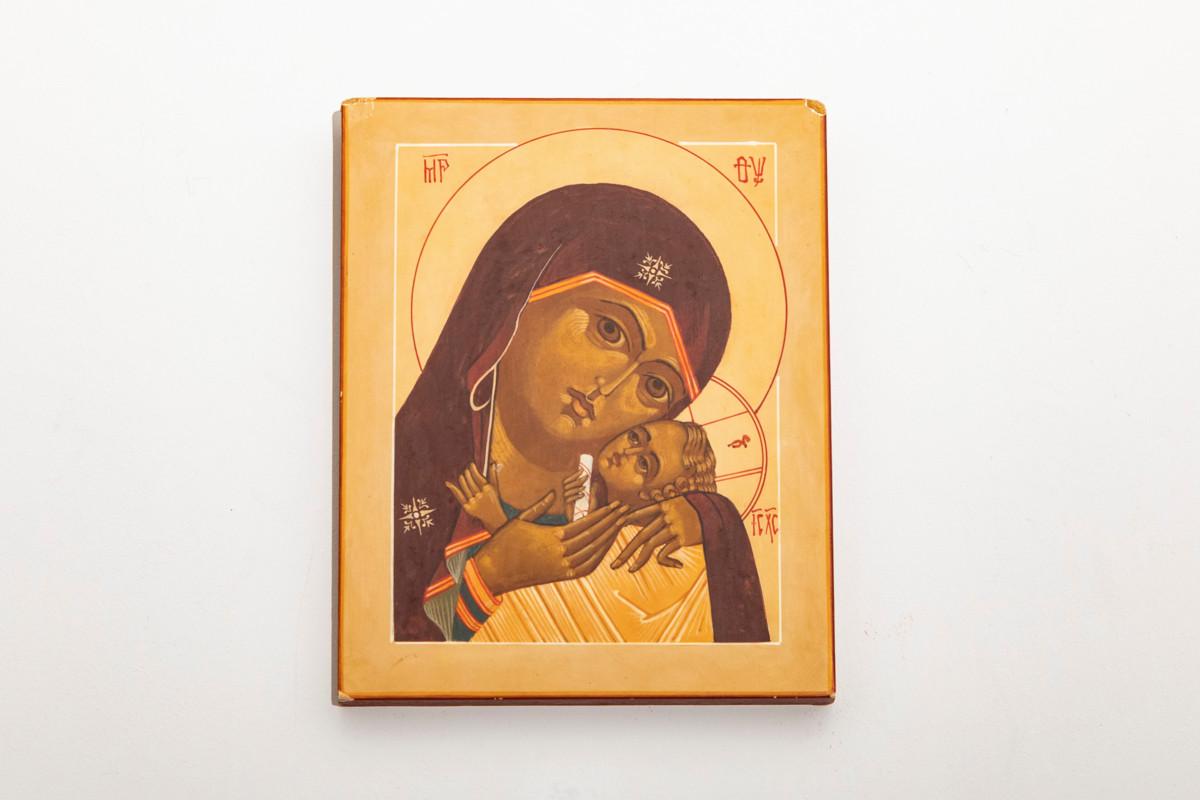 Robert de Caluwén maalaama ikoni Hellyyden Jumalanäiti siunaa kirkkosaliin tulijoita.