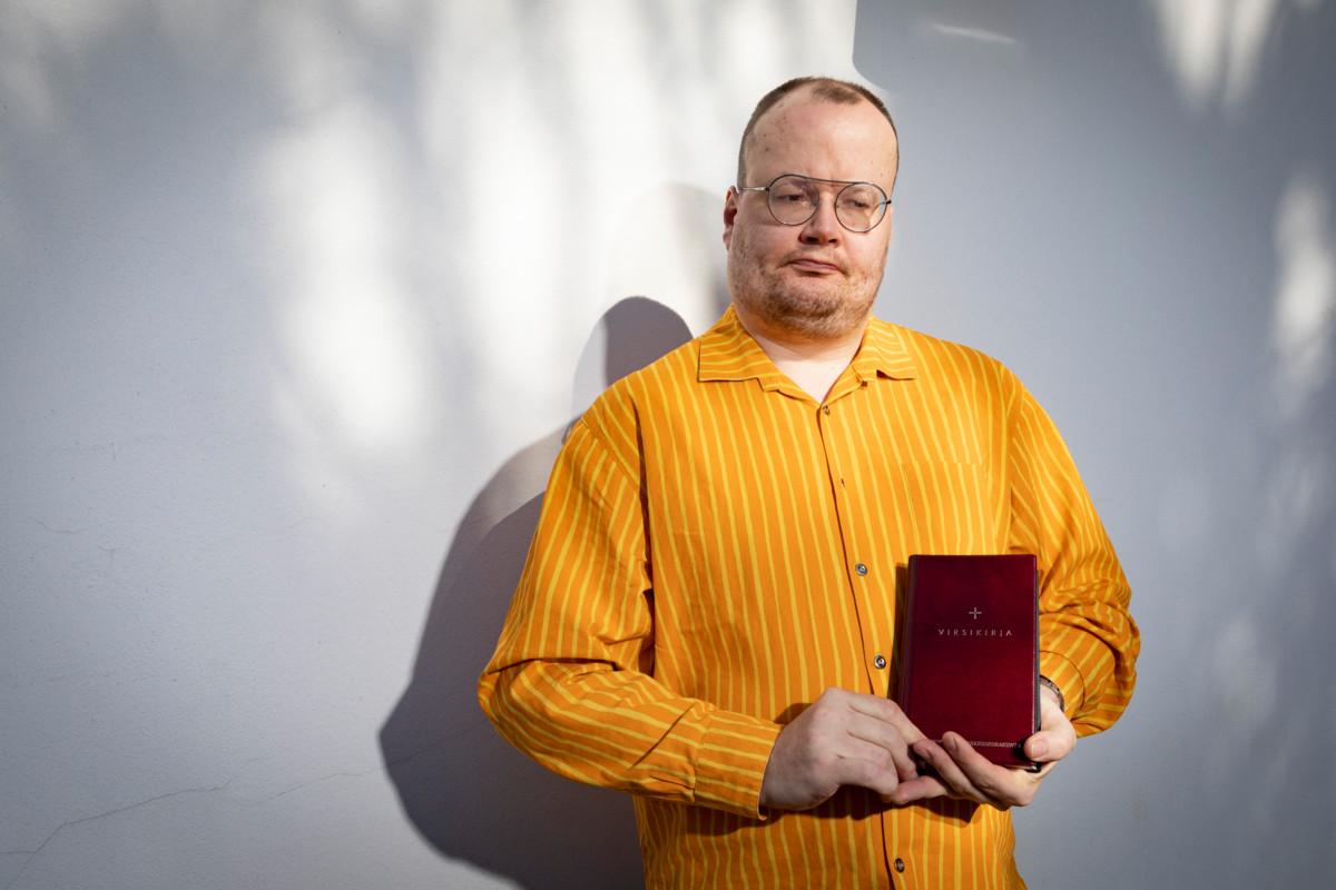 Henrik Särkkä nauttii vapaaehtoistöistä messussa. – Olen kerännyt kolehtia, järjestänyt virsikirjoja ja tarjoillut kahvia ja teetä, hän kertoo.