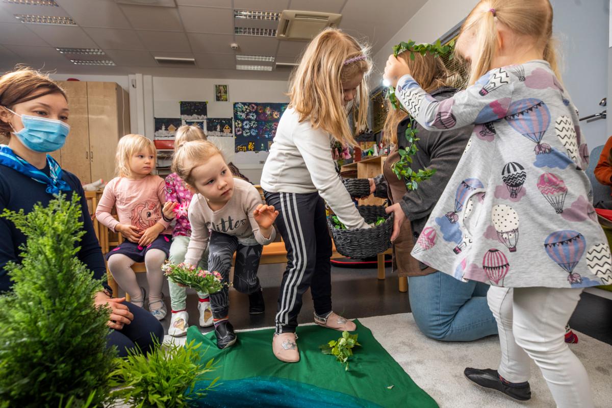 Eveliin, Nella ja Lily katsovat, kun Iida ja My kasvattavat niitylle pensaita ja kukkia. Vasemmalla on lastenohjaaja Angelina, oikealla Jonna.