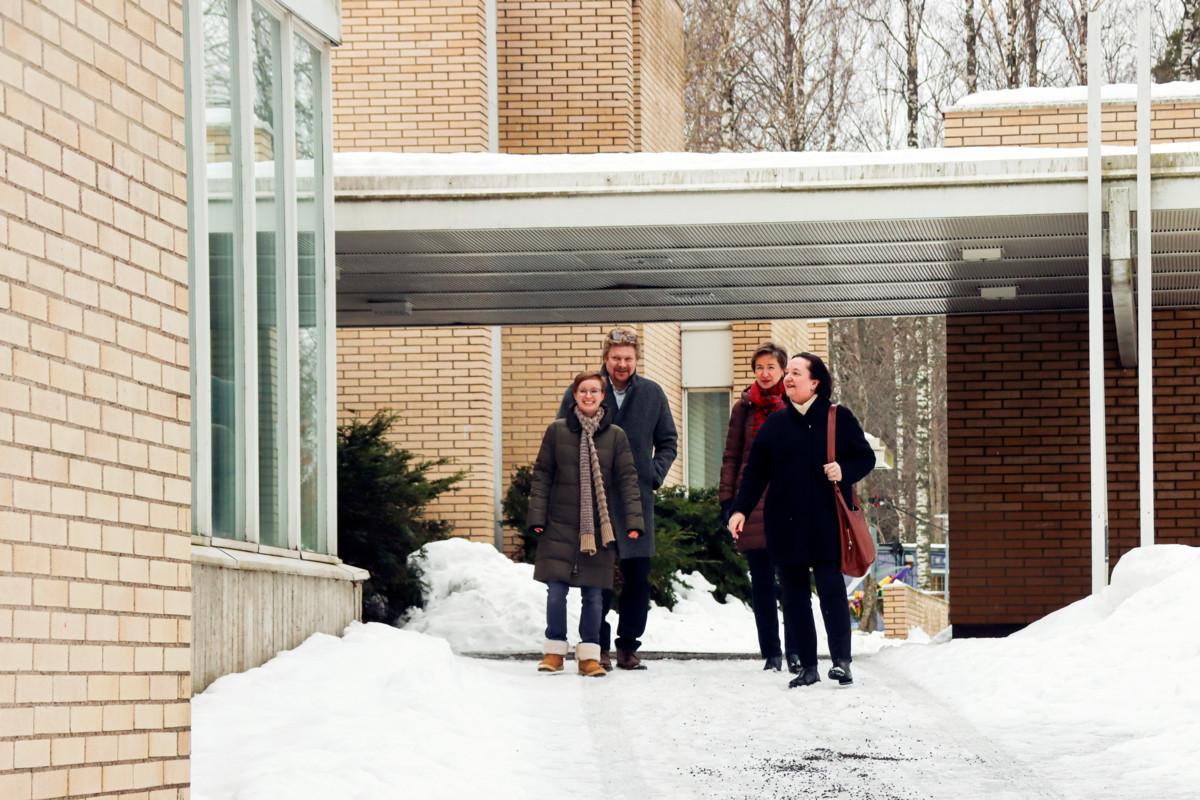 Vastaava rakennussuunnittelija Riikka Hautala sekä arkkitehdit Jari Heikkinen, Marja-Liisa Honkanen ja Minerva Ahokanto kävivät tutustumassa Myyrmäen kirkkoon.