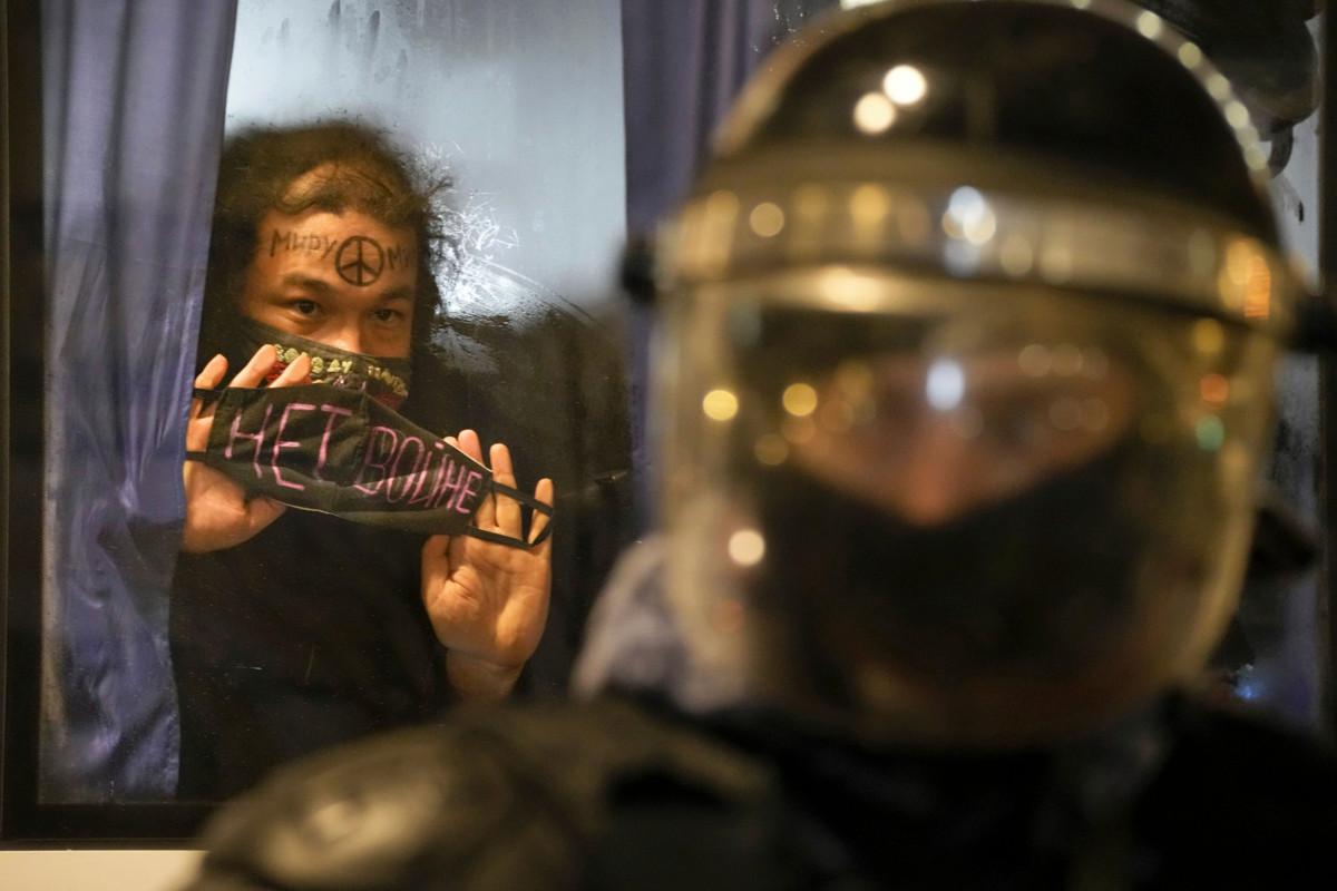 Poliisin pidätti sotaa vastustavan mielenosoittajan Pietarissa 24. helmikuuta. Kuva: AP/Lehtikuva