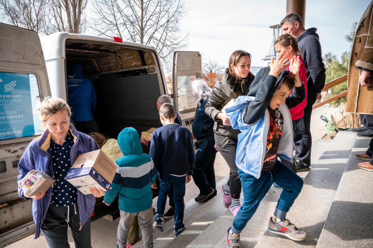 Kirkon Ulkomaanavun kumppanijärjestö Hungarian Interchurch Aid toimitti sunnuntaina 21. maaliskuuta elintarvikkeita ja hygienitarvikkeita, kuten vaippoja, Velyki Beregyn kylän koulussa toimivaan pakolaissuojaan.