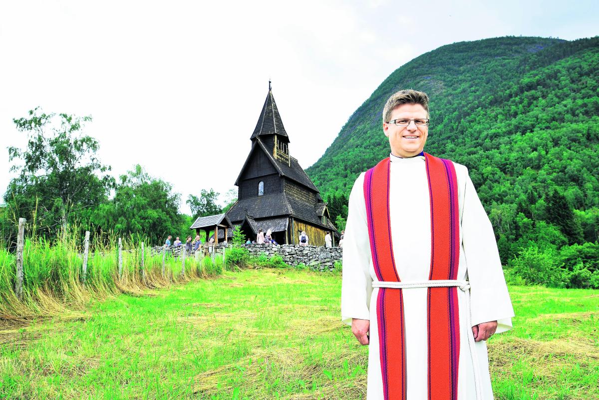 Edelleen käytössä. Urnesin kirkko on yksi Norjan kiehtovimmista ja vanhimmista säilyneistä sauvakirkoista. Kirkko sai nykyisen ulkoasunsa noin vuonna 1130. Sen rakensi todennäköisesti rikas ja vaikutusvaltainen Ornesin perhe. Osa kirkosta on kuitenkin rakennettu jo vuonna 1050. Kirkko on edelleen käytössä. Pastori Vegard Bondevik Lie odottaa Pyhän Olavin päivän jumalanpalveluksen aloittamista.