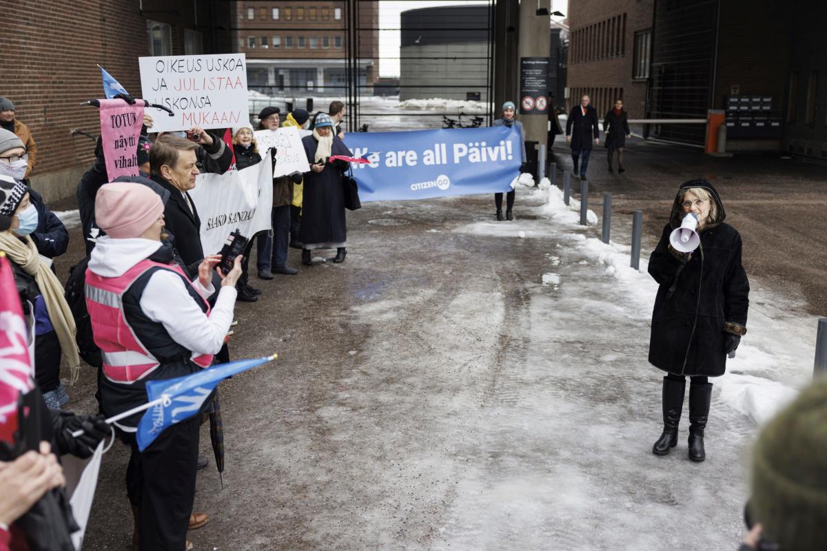 Päivi Räsänen (kd.) tervehtii tukimielenosoittajia Helsingin käräjäoikeuden edessä 14. helmikuuta 2022. Oikeustalon eteen oli aamupäivällä kokoontunut muutama kymmenen ihmistä osoittamaan mieltään Räsäsen tueksi. Kuva: Seppo Samuli / Lehtikuva