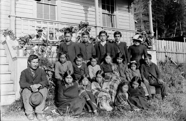 Alert Bay Mission Schoolin oppilaitaita Brittiläisessä Kolumbiassa vuonna 1885. Kuva: George M. Dawson / Library and Archives Canada