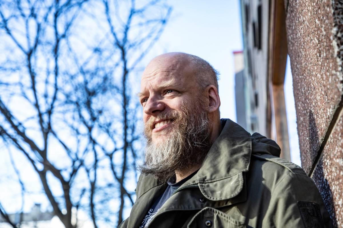 – Enää en osta joka vuosi uutta kalenteria. Jos en muista tehdä jotakin, en varmaan halunnut tehdä sitä, Janne Saarikivi sanoo.