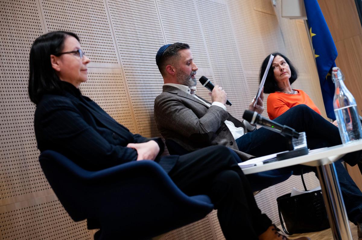 Panelistit Johanna Suurpää (vas.), Yaron Nadbornik ja Kristina Kaihari päätyivät siihen, että Suomessa ei riittävän hyvin tunnisteta antisemitismiä. 