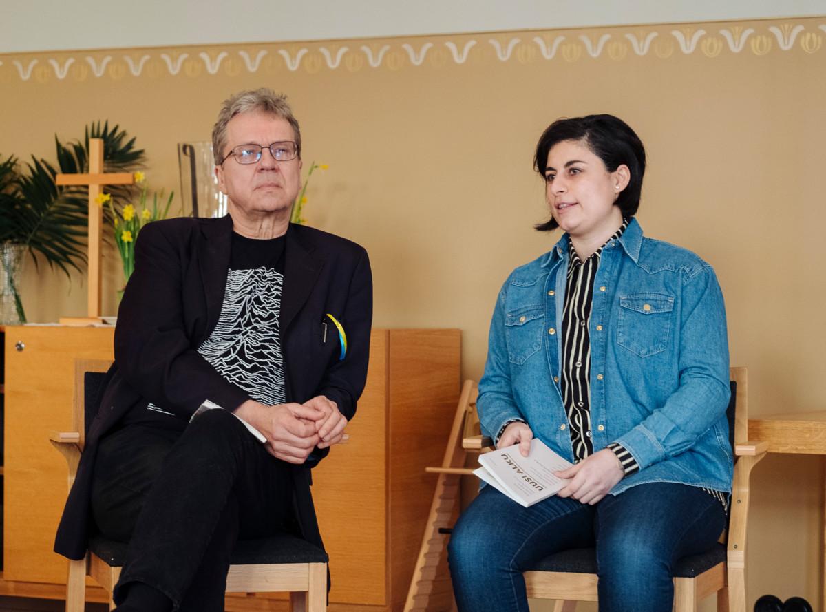 Filosofian tohtori Pekka Saurin mukaan pandemia näytti, että Suomessa on edelleen yhteisöllisyyttä, vaikka mediassa näkyivät enemmän ristiriidat ja erimielisyydet. Lähi-idän asiantutija Seida Sohrabi on itse tullut Suomeen pakolaisena. Hän arvioi, että pandemia ja sota ovat muistuttaneet suomalaisia siitä, miten hauraita tärkeät asiat ovat.