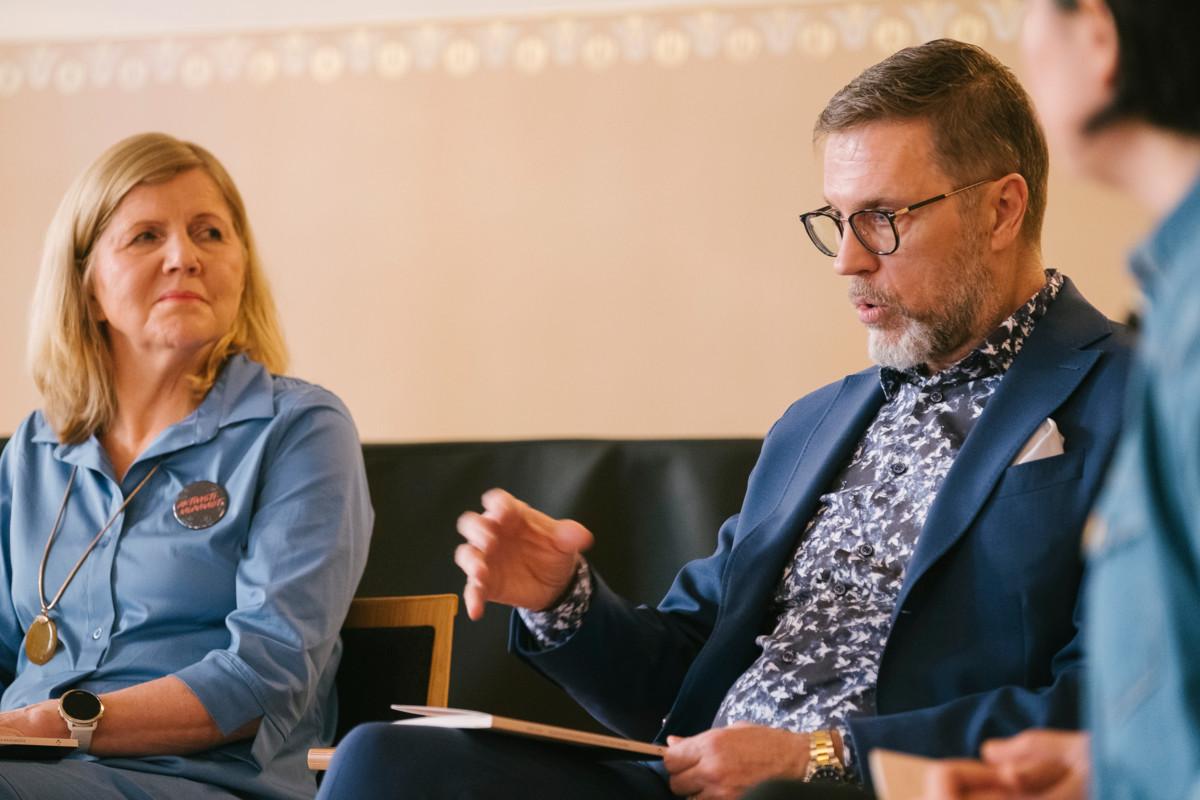 – Meillä on toivoa, sillä korona näytti, että voimme muuttaa elämäntyyliämme. On elämänsiivouksen aika: pois turhat tavarat, kissanristiäiset ja hössötys, tilalle merkityksellisiä asioita, sanoi Aktivistimummot-liikkeeseen kuuluvan Seija Kurunmäki. Yrittäjä Jari Sarasvuo kertoi, että häntä pelottaa somen hajotusvoima, joka näkyi esimerkiksi siinä, kuinka vahvaa ja laajaa rokotevastaisuus on ollut.