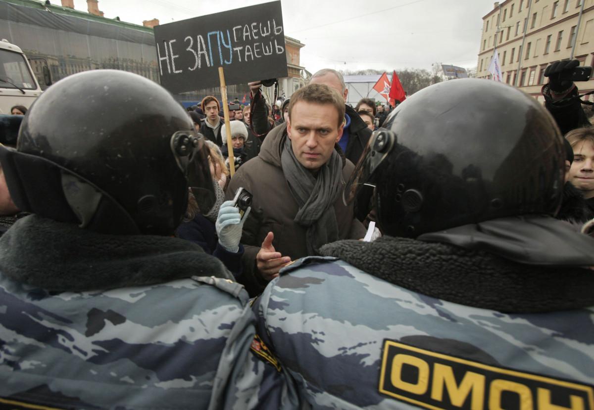 Aleksei Navalnyi on ollut mukana järjestämässä Vladimir Putinin vastaisen opposition mielenosoituksia. Kuva on vuodelta 2012 Pietarista. Putin toimi tällöin pääministerinä ennen kuin hänet valittiin uudelleen Venäjän presidentiksi.