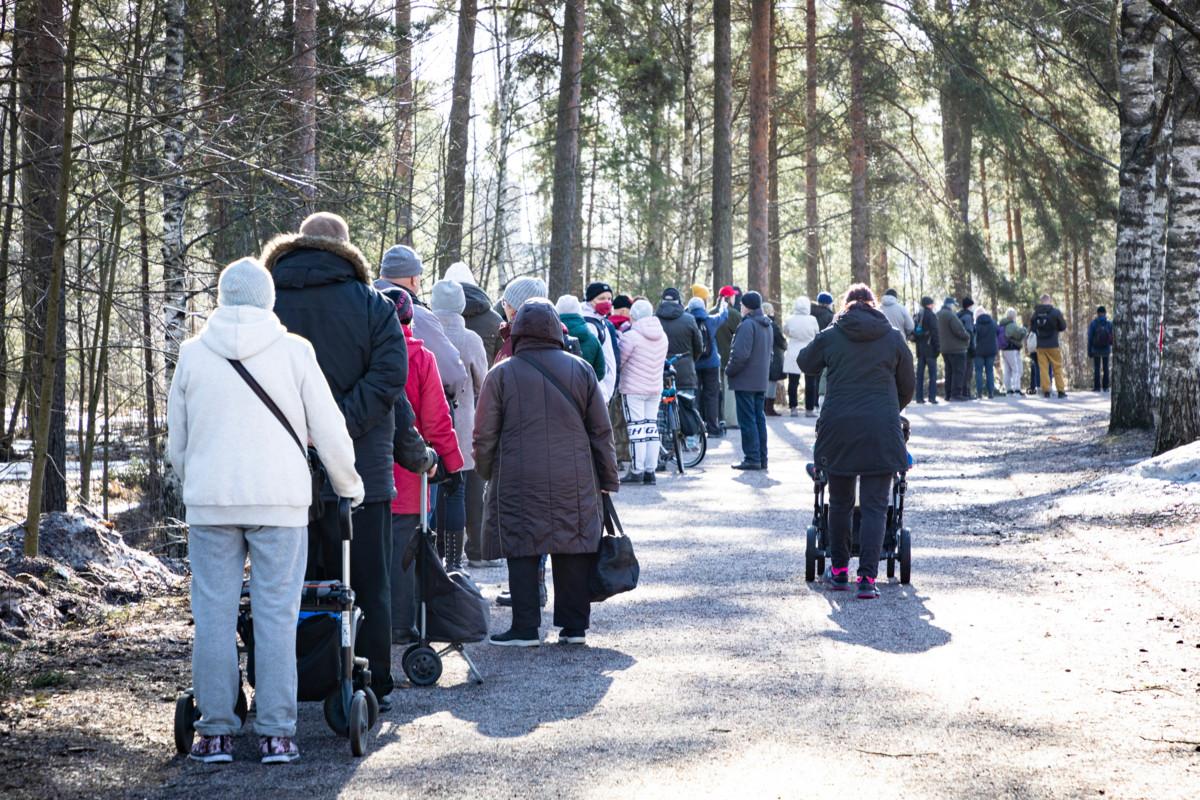 Lastenrattaita näkyy ruokajonoissa yhä enemmän. Myllypuron elintarvikeapuun jonotettiin huhtikuisena maanantaina. 