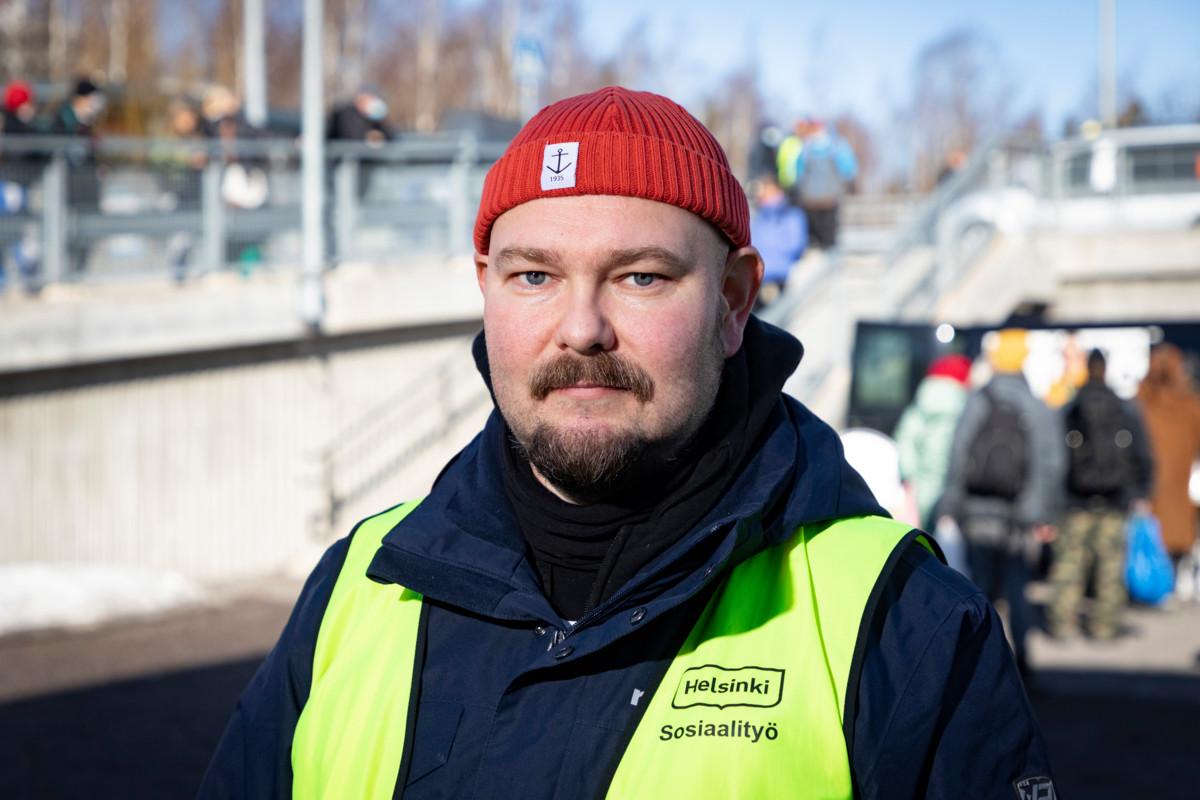 Helsingin kaupungin ruoka-avun sosiaaliohjaaja Markus Honkonen päivystää toisinaan Myllypuron elintarvikeavussa. Hän auttaa jonottajia sosiaalietuuksien hakemisessa ja monenlaisissa ongelmatilanteissa.