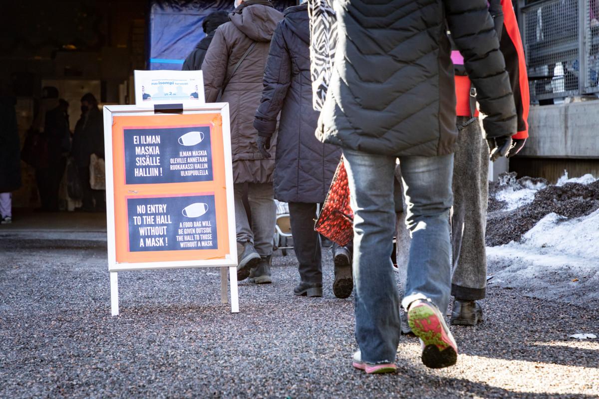 – Jos ruoan hakija ei pysty käyttämään maskia, hänelle tuodaan kassi ulos, Myllypuron elintarvikeavun johtaja Sinikka Backman kertoo.