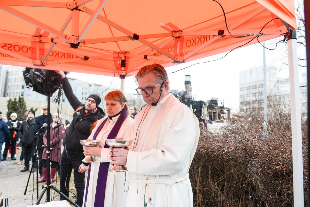 Espoon ruotsinkielisen seurakunnan kirkkoherra Kira Ertman ja Leppävaaran seurakunnan kirkkoherra Kalervo Salo toimittivat kiirastorstain ehtoollisen ulkona, palaneen kappelin vieressä.