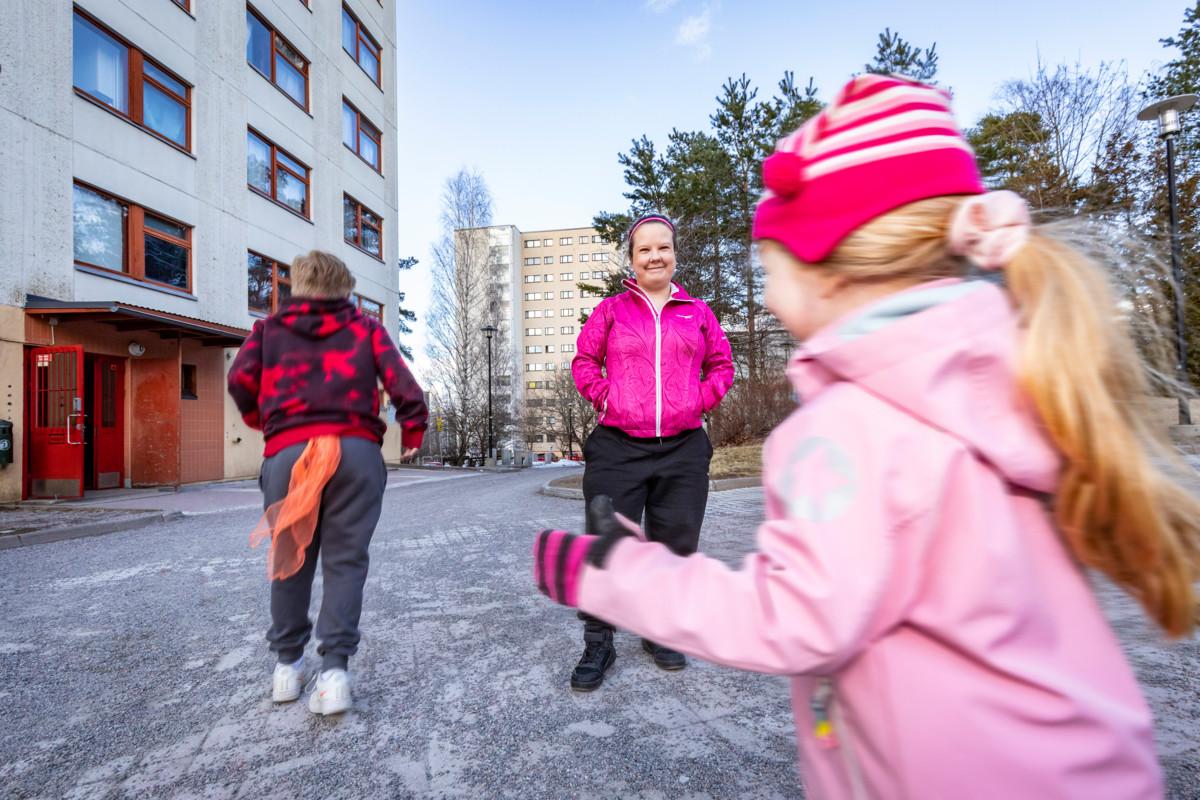 – Kaikenikäisille lapsille ja perheille suunnatussa tapahtumassa on luvassa pihaleikkejä, häntähippaa ja kirkonrottaa sekä temppuratoja, kertoo Teija Hietikko